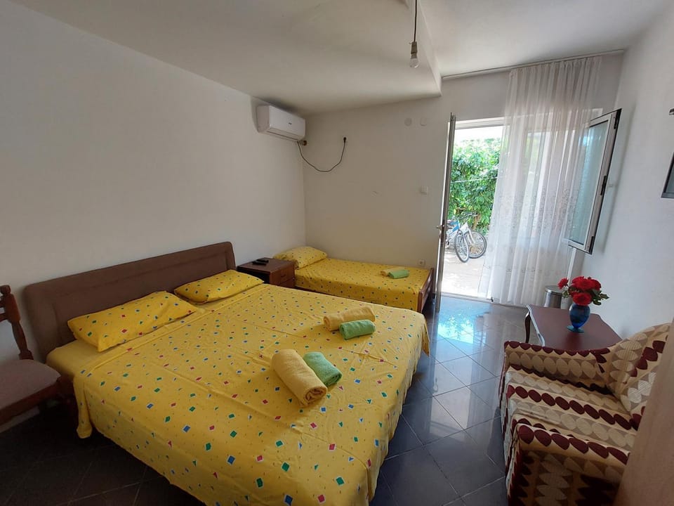 Bed, Bedroom, towels, air conditioner