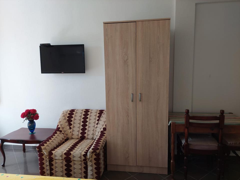 TV and multimedia, Seating area, Dining area, wardrobe