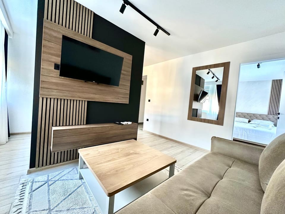Communal lounge/ TV room, Bed, TV and multimedia, Living room, Photo of the whole room, Seating area, Evening entertainment, Bedroom