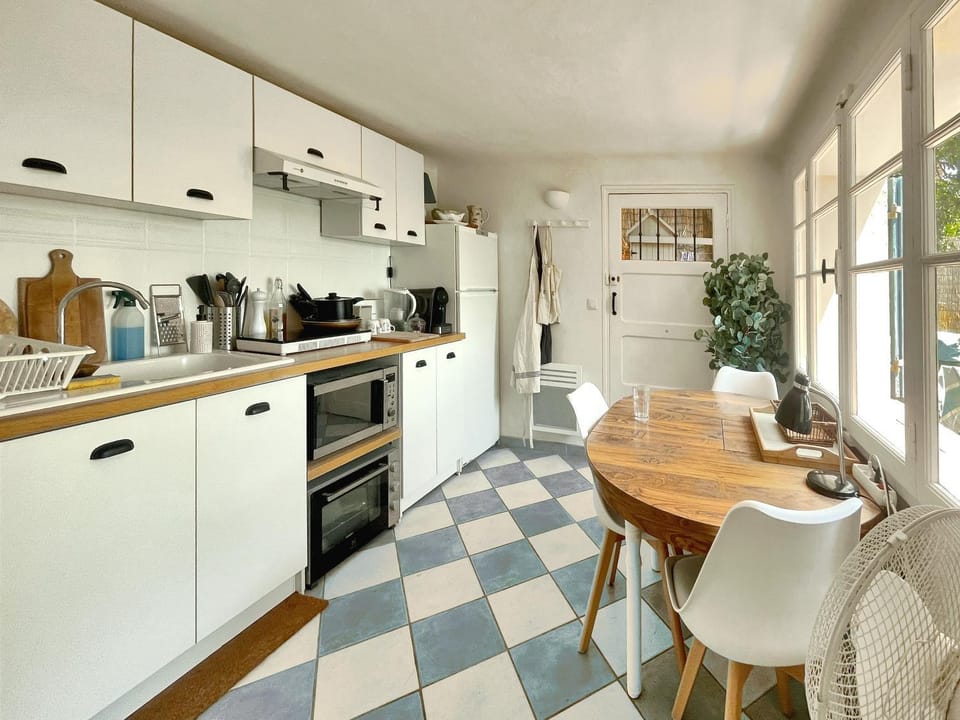 Coffee/tea facilities, Kitchen or kitchenette, Dining area, oven, pet friendly, stove, toaster, air conditioner