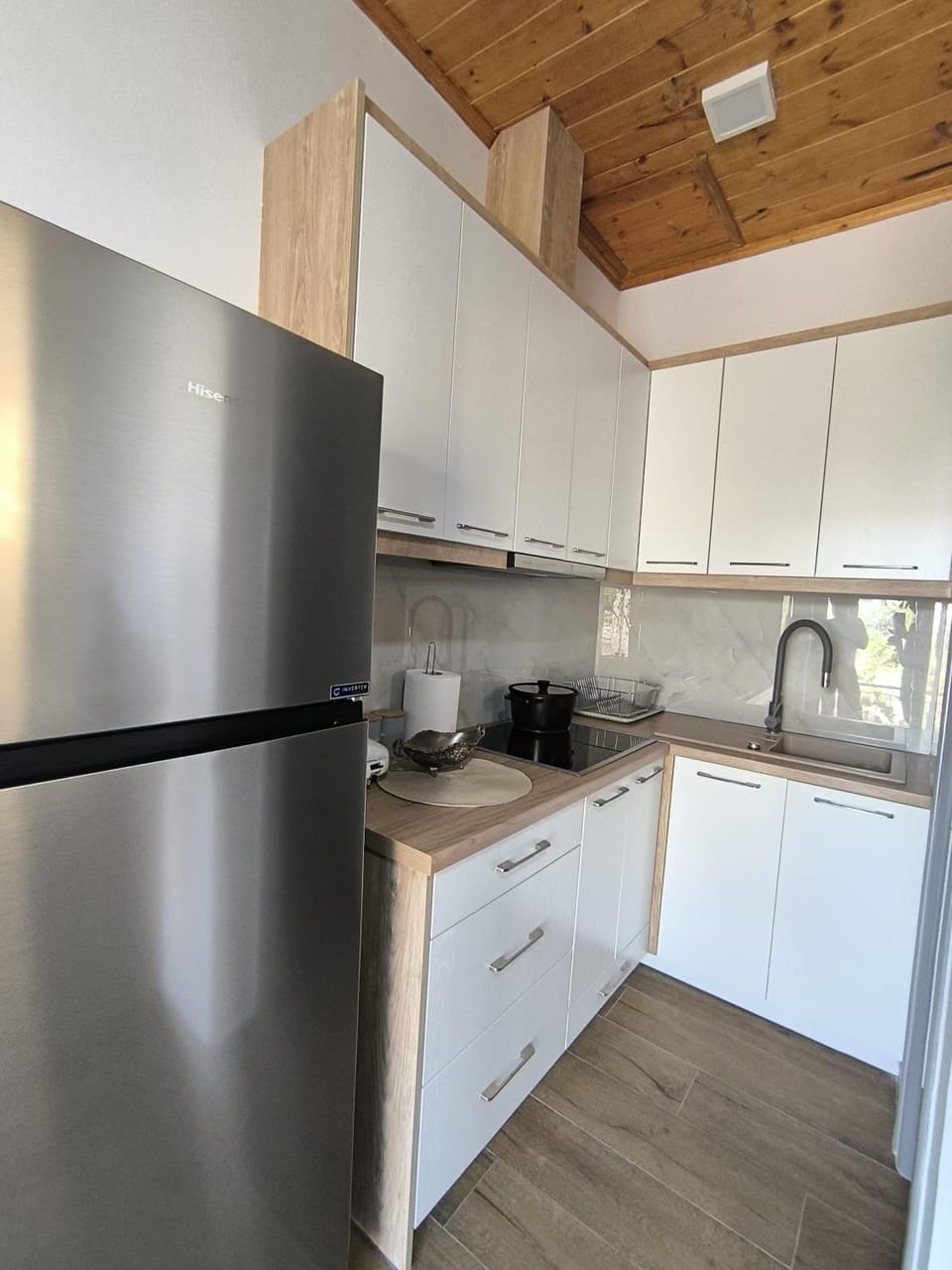 Coffee/tea facilities, Kitchen or kitchenette, stove