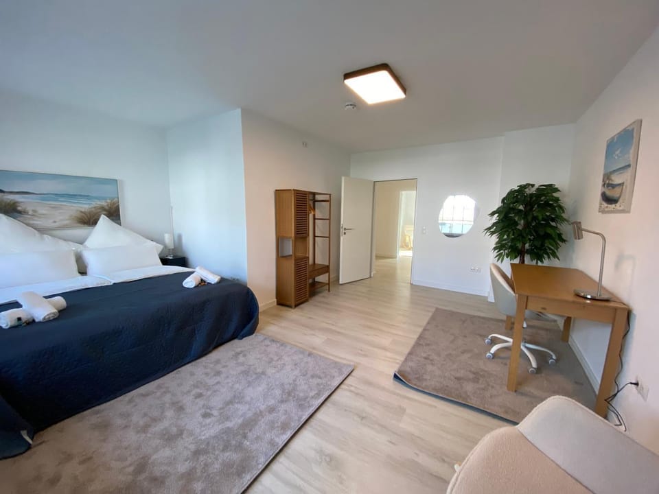Bed, Photo of the whole room, Seating area, Bedroom