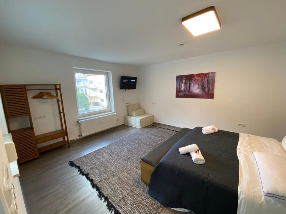 Bed, TV and multimedia, Photo of the whole room, Seating area, Bedroom, towels