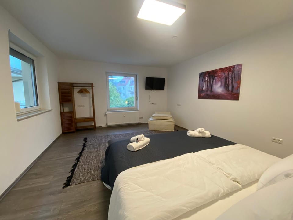 Bed, TV and multimedia, Photo of the whole room, Bedroom
