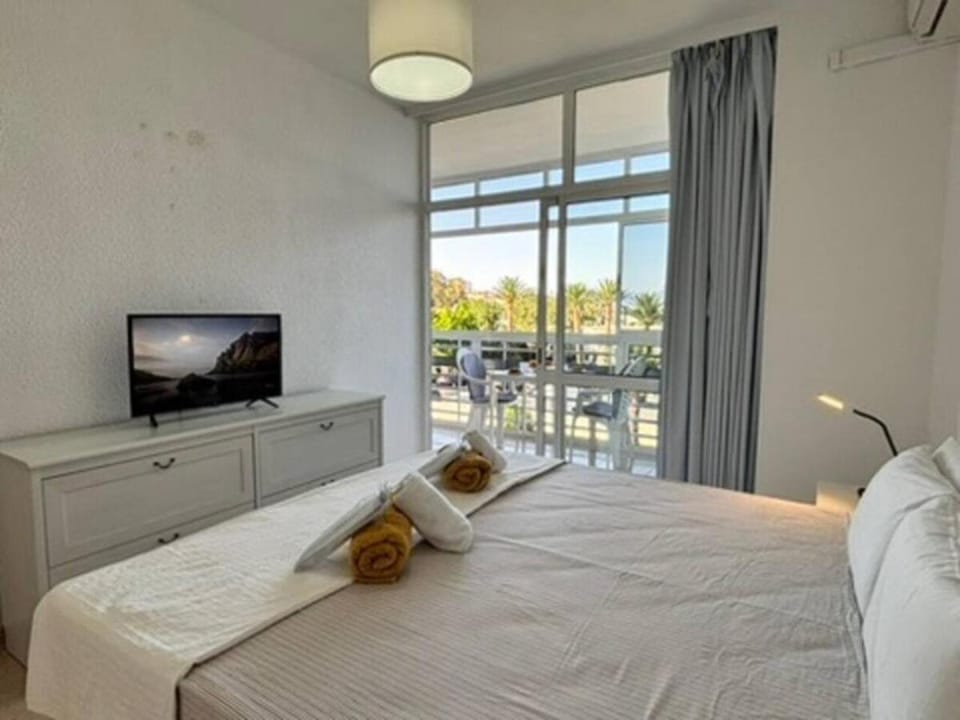 Bed, TV and multimedia, Balcony/Terrace, Photo of the whole room, Bedroom