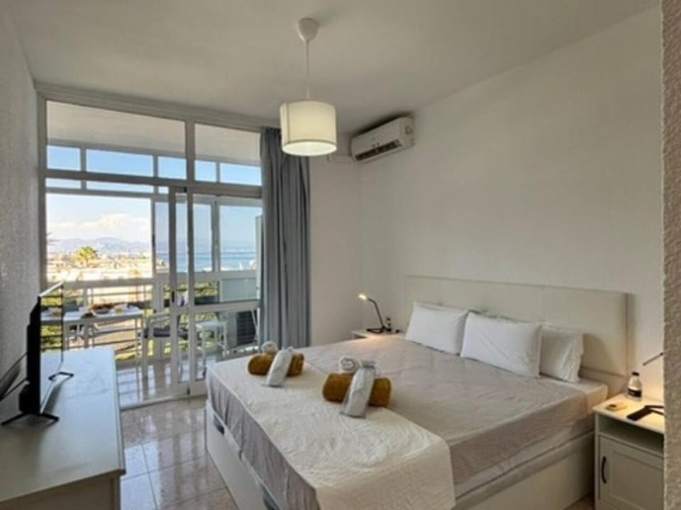TV and multimedia, Photo of the whole room, Bedroom