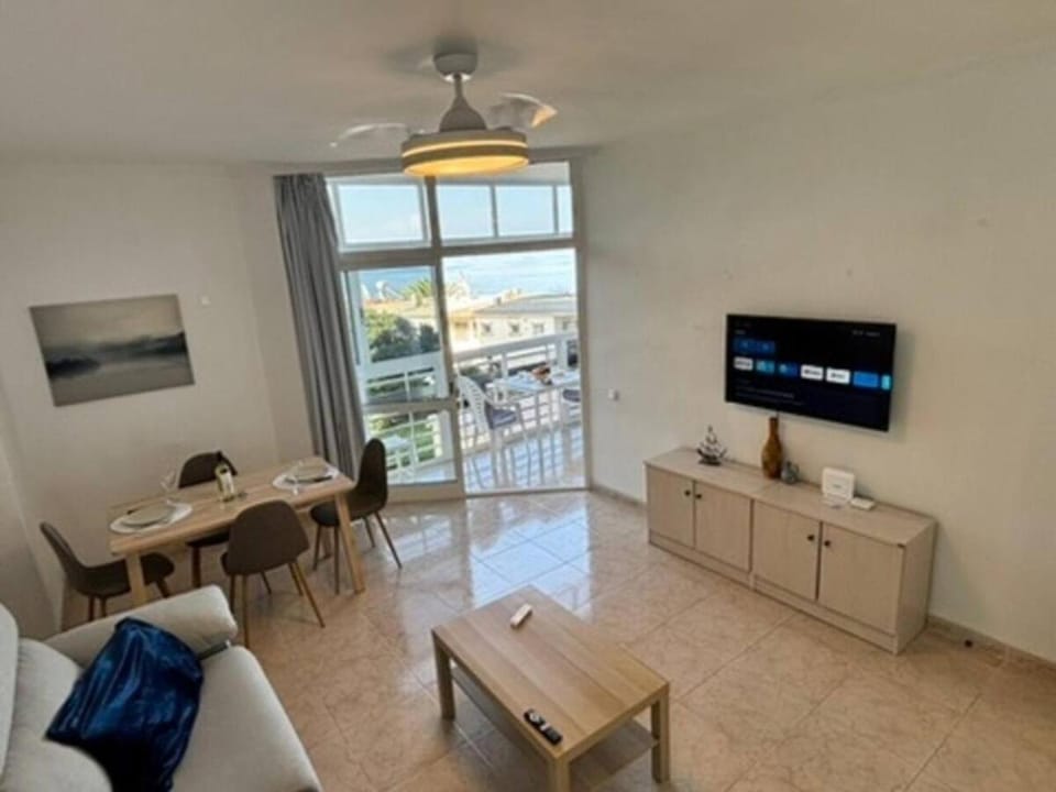 TV and multimedia, Living room, Seating area, Dining area