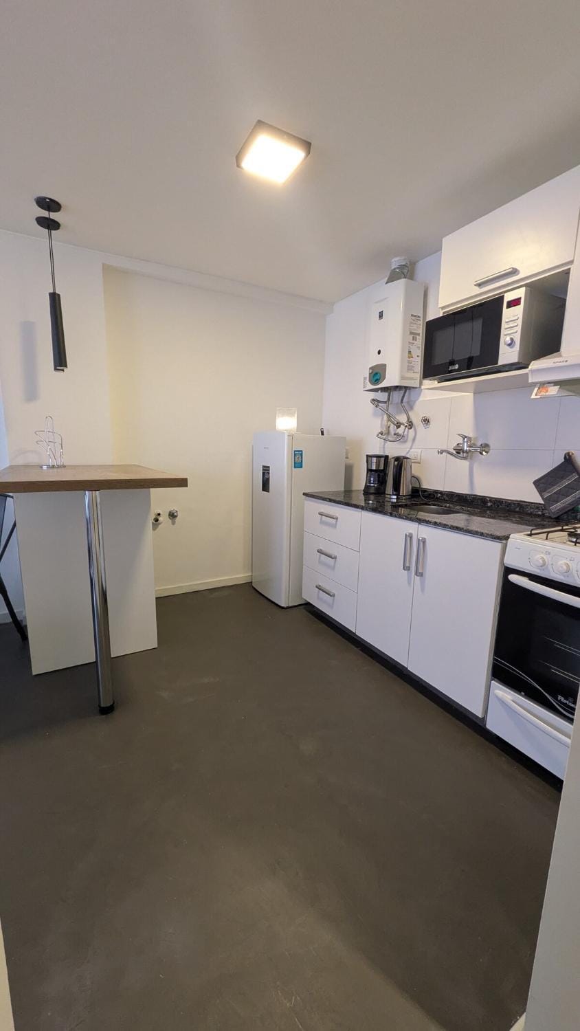 Kitchen or kitchenette, minibar, oven, stove