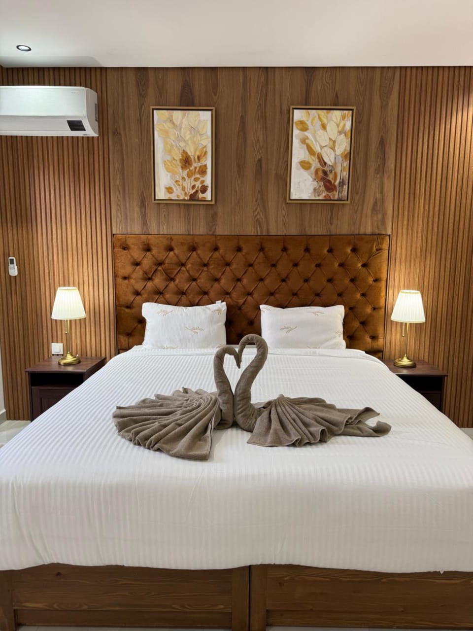 Photo of the whole room, Bedroom, towels