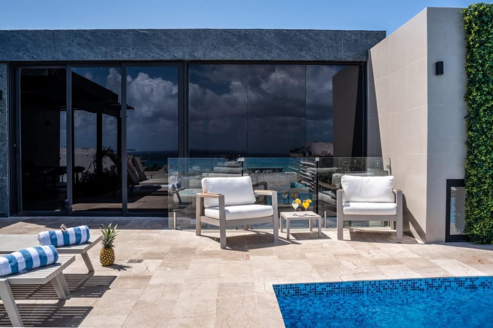 View (from property/room), Balcony/Terrace, Swimming pool, sunbed