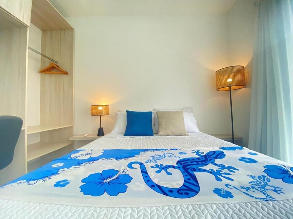Bed, Photo of the whole room, Bedroom, Inner courtyard view, wardrobe, air conditioner