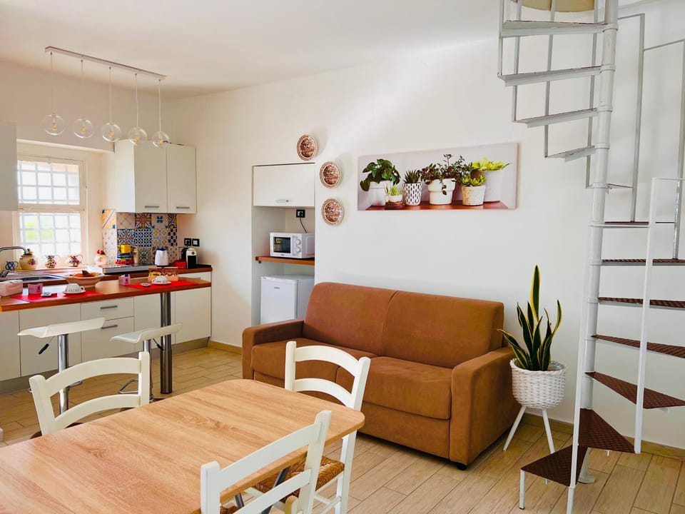 Kitchen or kitchenette, Living room, Seating area, Dining area