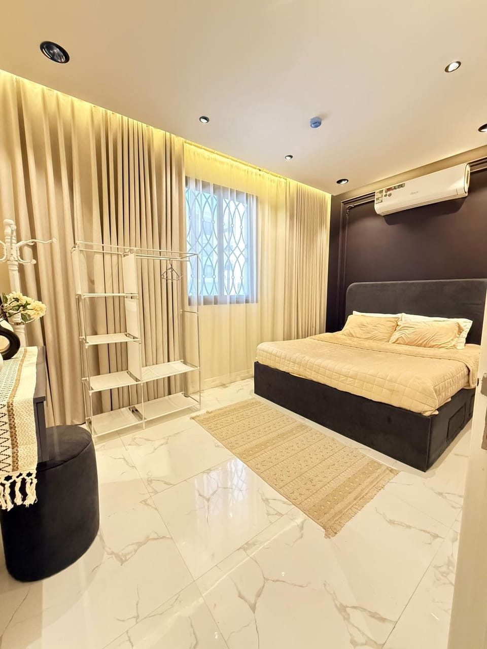 Bed, Day, Photo of the whole room, Bedroom, Text overlay
