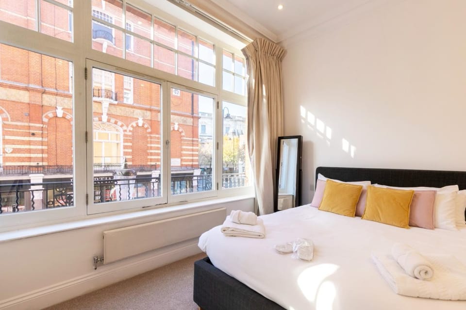 3 Bedrooms Luxurious Apartment in Knightsbridge Harrods 5 minutes Apartment in City of Westminster