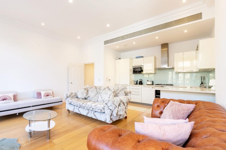 3 Bedrooms Luxurious Apartment in Knightsbridge Harrods 5 minutes Apartment in City of Westminster