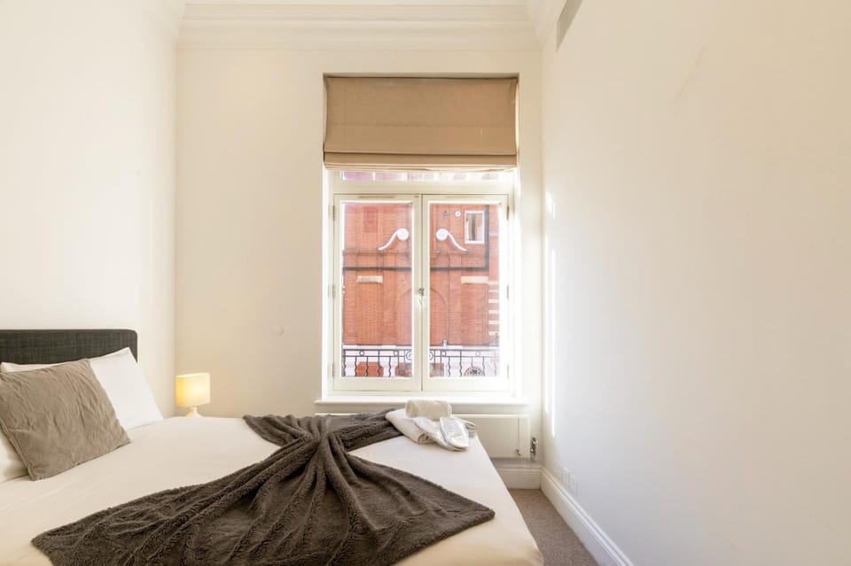3 Bedrooms Luxurious Apartment in Knightsbridge Harrods 5 minutes Apartment in City of Westminster