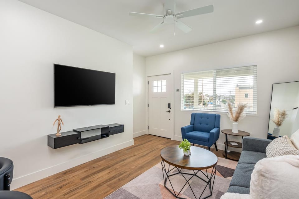 Communal lounge/ TV room, Living room, Seating area, Evening entertainment