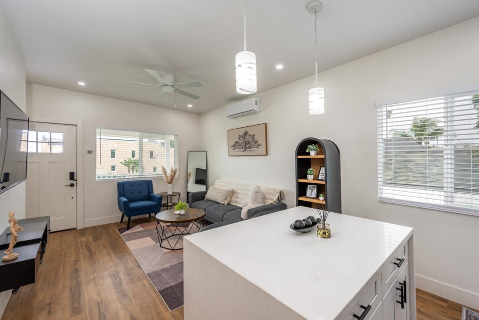2BR Bungalow Parking WD Near Downtown House in San Diego