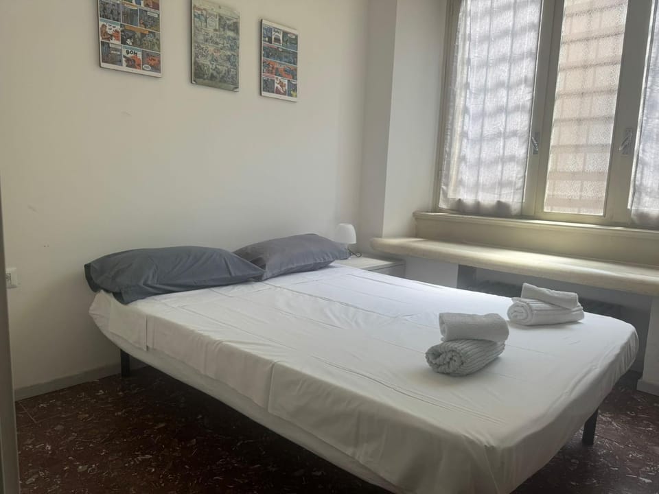 Bed, Photo of the whole room, towels