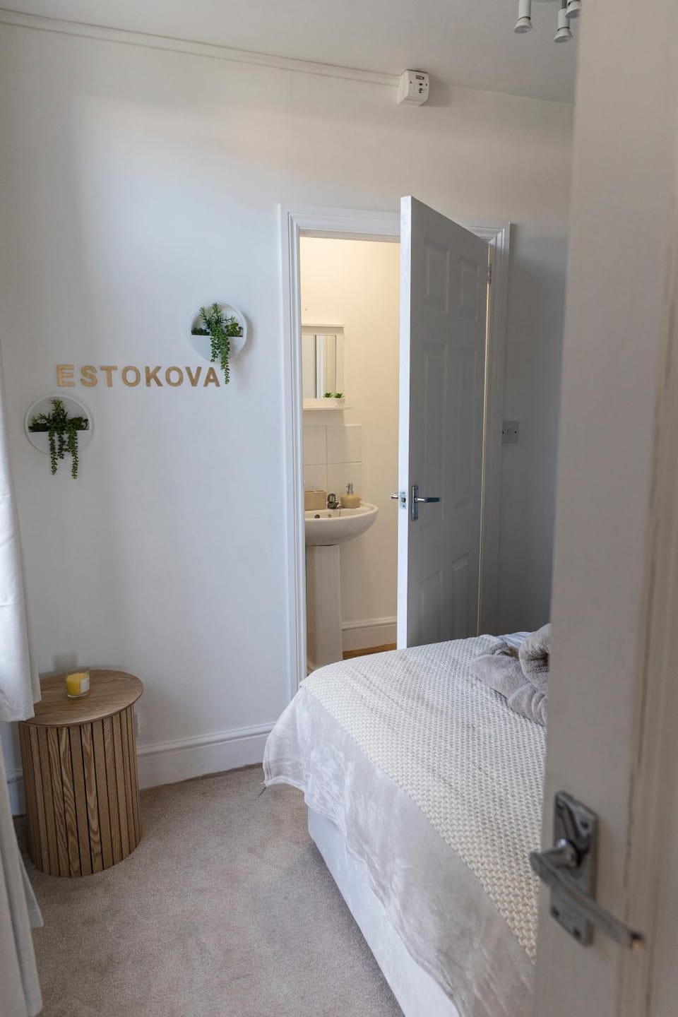 Botanica convenient centre Stay free parking Apartment in Swindon