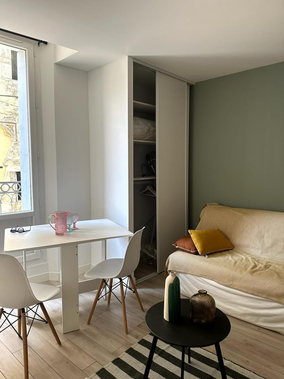Living room, Seating area, Dining area
