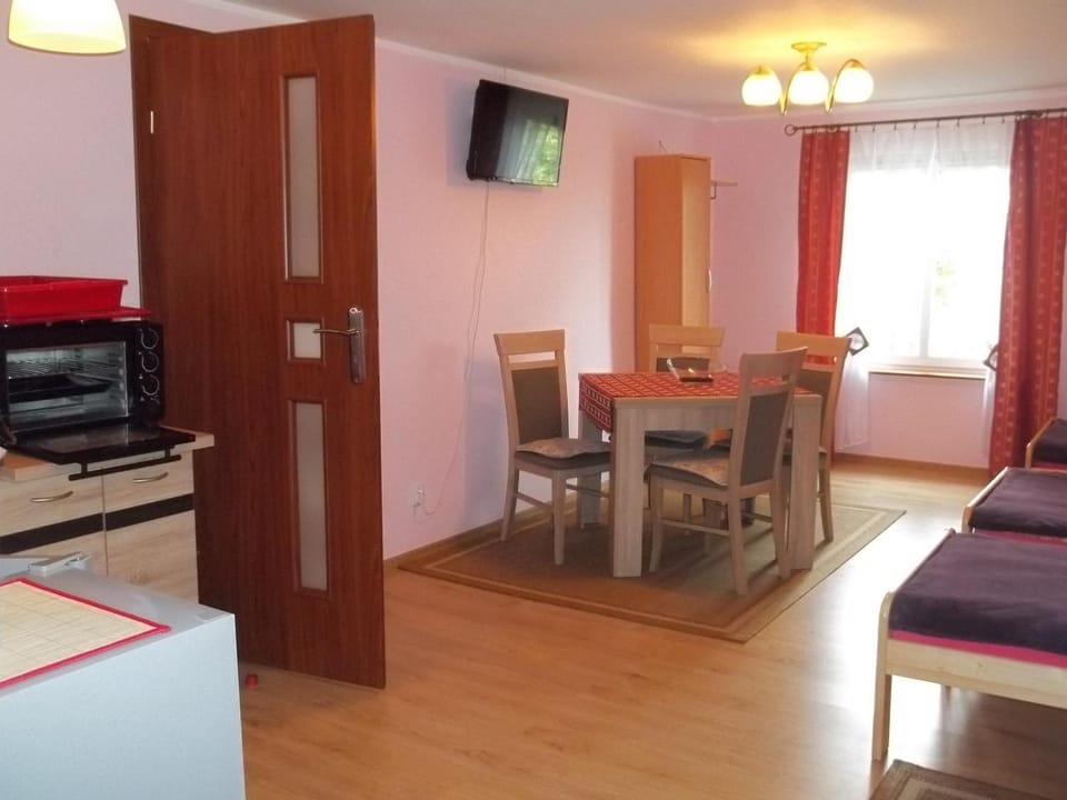 TV and multimedia, Kitchen or kitchenette, Living room, Photo of the whole room, Seating area, Dining area, Bedroom