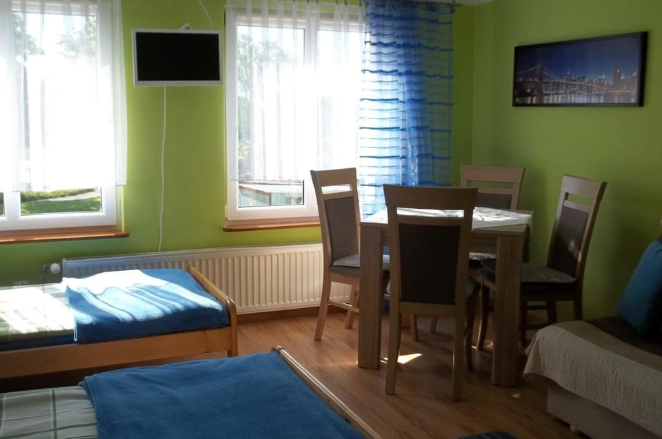 TV and multimedia, Photo of the whole room, Seating area, Bedroom
