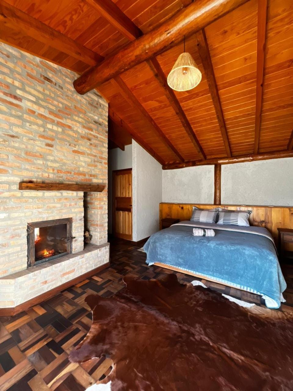 Bed, Bedroom, fireplace