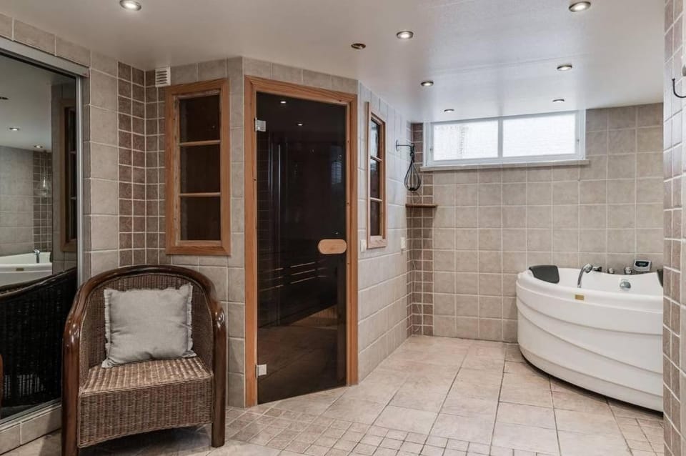 Hot Tub, Sauna
