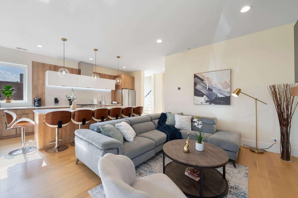 New 3Bed 2Bath Condo with Parking by United Center Apartment in Chicago