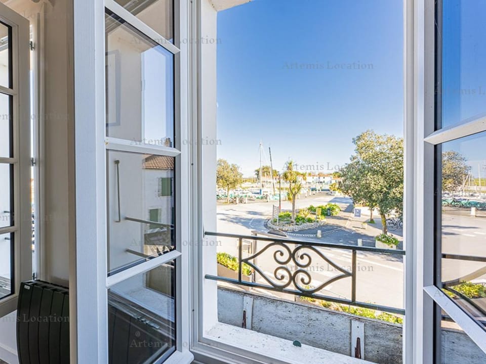 Appartement moderne avec grande terrasse à Ars-en-Ré - FR-1-835-31 Apartment in Nouvelle-Aquitaine