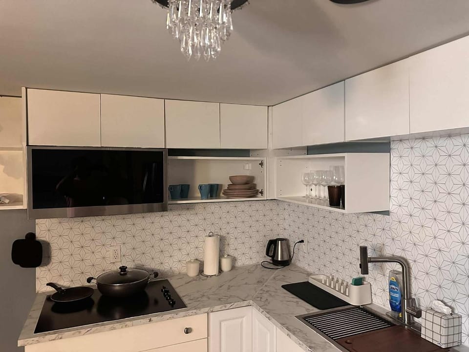 Coffee/tea facilities, stove, toaster