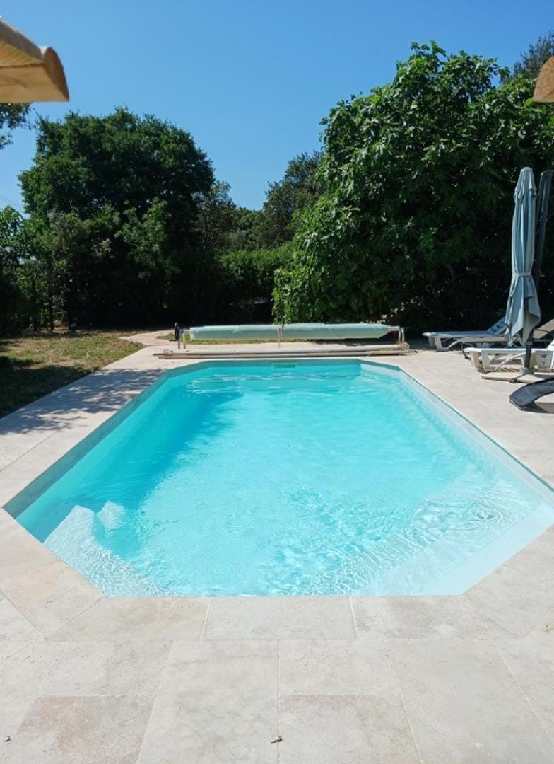 Sous le figuier, gîte avec piscine partagée House in Saint-Maximin-la-Sainte-Baume