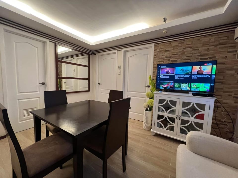 Communal lounge/ TV room, TV and multimedia, Kitchen or kitchenette, Living room, Seating area, Evening entertainment