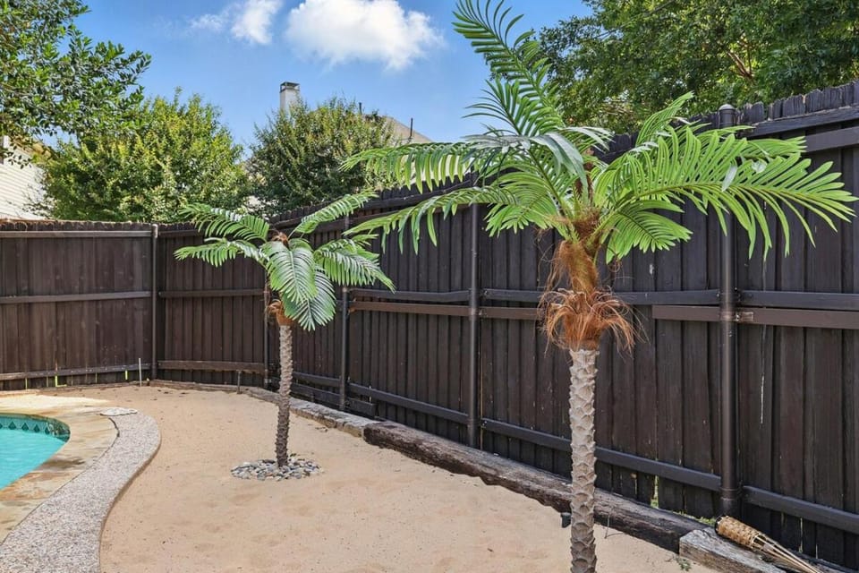 The Beach Oasis In Dallas, Pool & Sauna Apartment in Plano