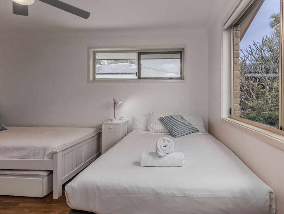 Bed, Bedroom, towels