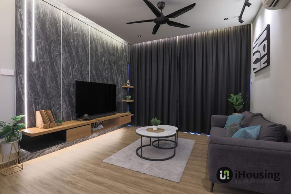 Atlantis 65' TV Gigantic Pool View 3107 iHousing Apartment in Malacca