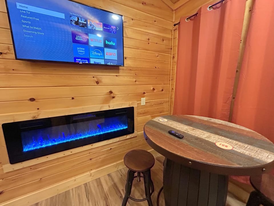 Summer, TV and multimedia, Bedroom, Entertainment, fireplace