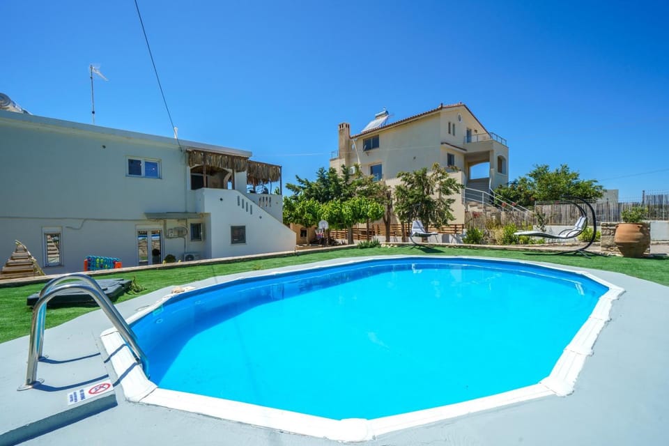 Property building, Swimming pool, sunbed
