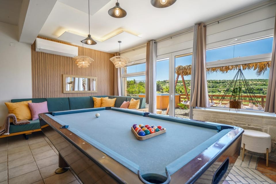 Billiard, Living room, Seating area