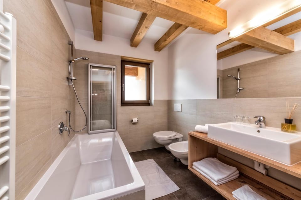 Shower, Toilet, Property building, Bathroom