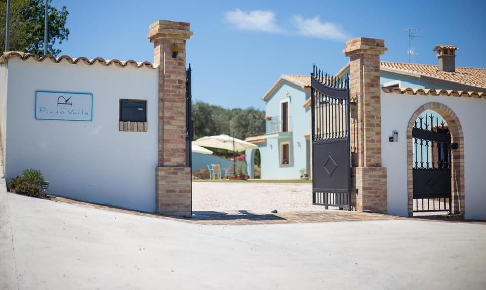 Property building, Facade/entrance, Day