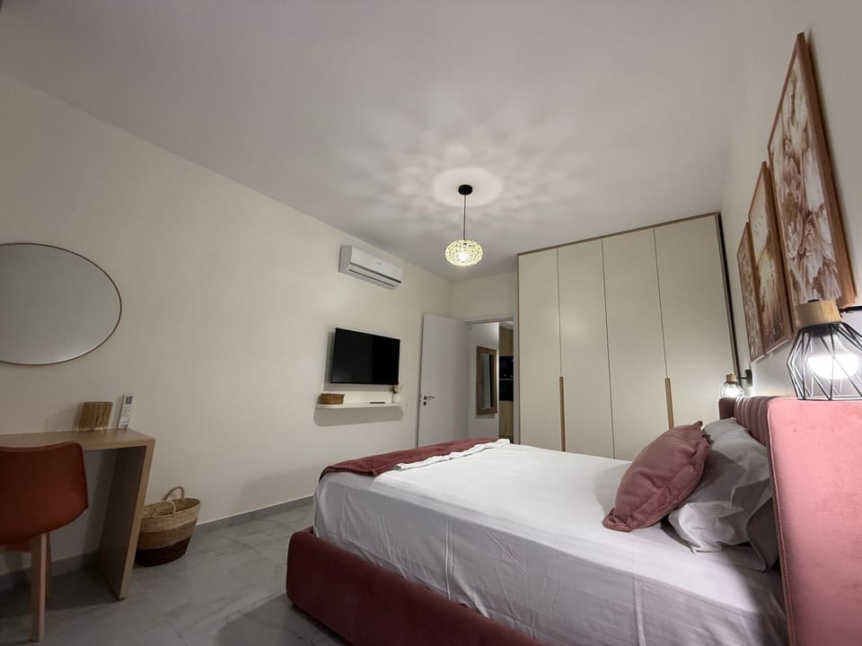 Bed, TV and multimedia, Photo of the whole room, Bedroom, wardrobe, air conditioner