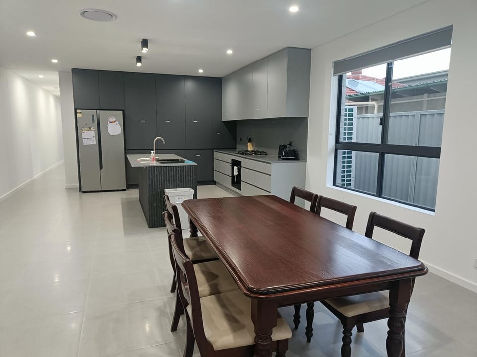 Queen Room in Modern, Guildford House - NR4 Vacation rental in Sydney