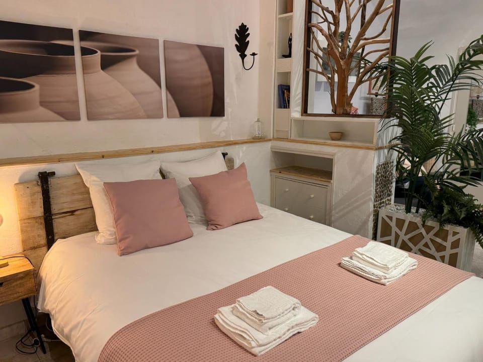 Bed, Photo of the whole room, storage, towels
