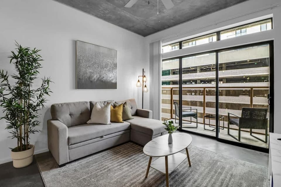 Centric 2BR In HEART of DTPHX Free Garage Parking Apartment in Phoenix