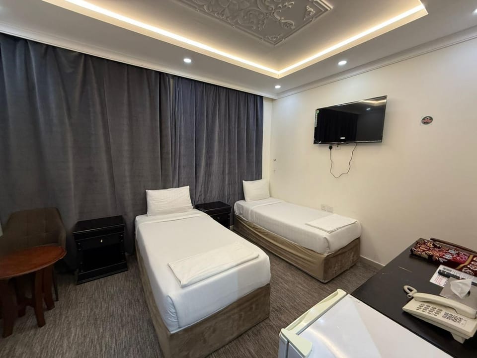 Bed, Living room, Photo of the whole room, Seating area, Bedroom