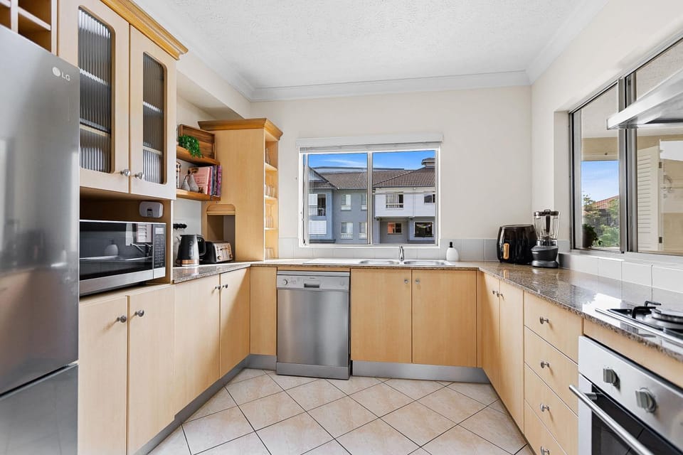 Lakeside Luxe Retreat - Pool View BBQ Spa Bath Apartment in Cairns