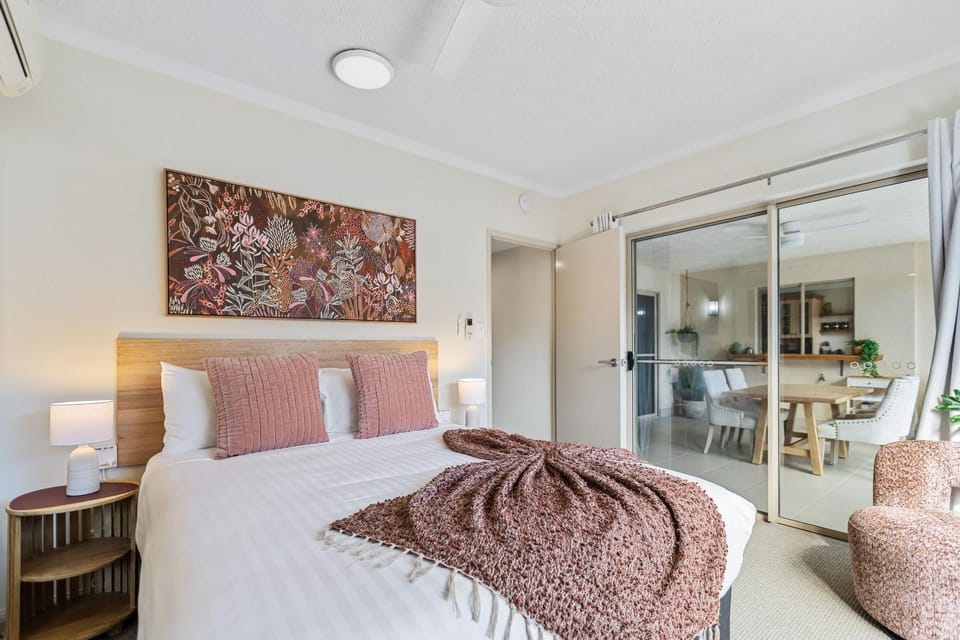 Lakeside Luxe Retreat - Pool View BBQ Spa Bath Apartment in Cairns