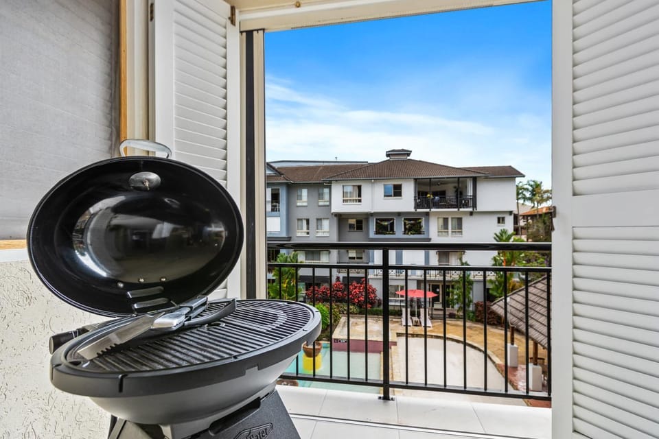 Lakeside Luxe Retreat - Pool View BBQ Spa Bath Apartment in Cairns